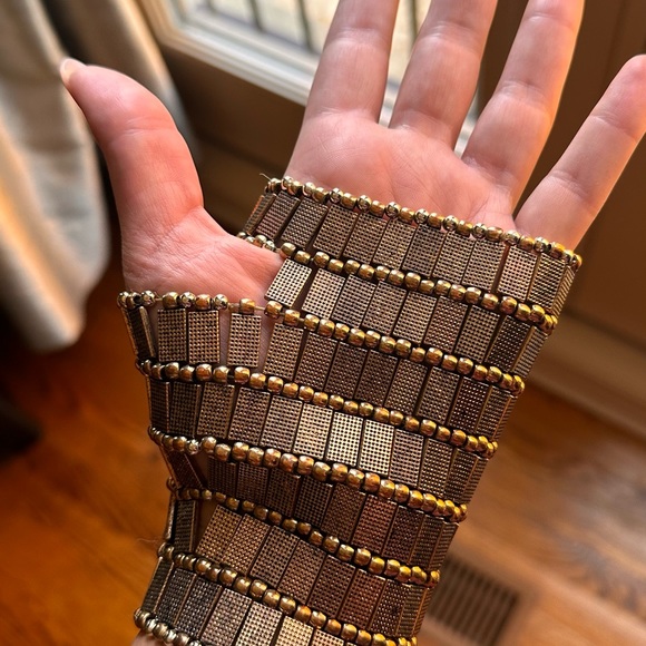 Custom gold hand jewellery - Picture 2 of 4